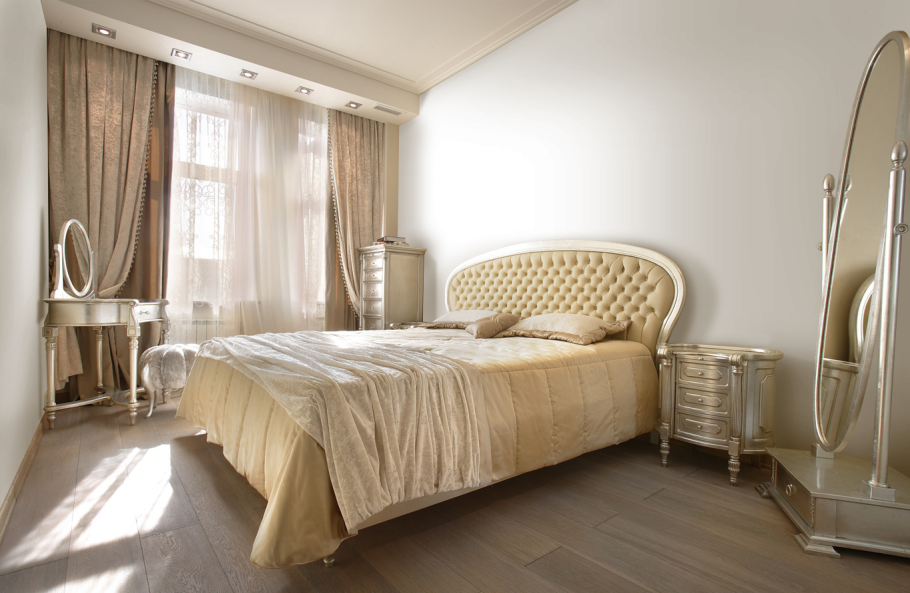 Шторы для спальни в бежевых тонах