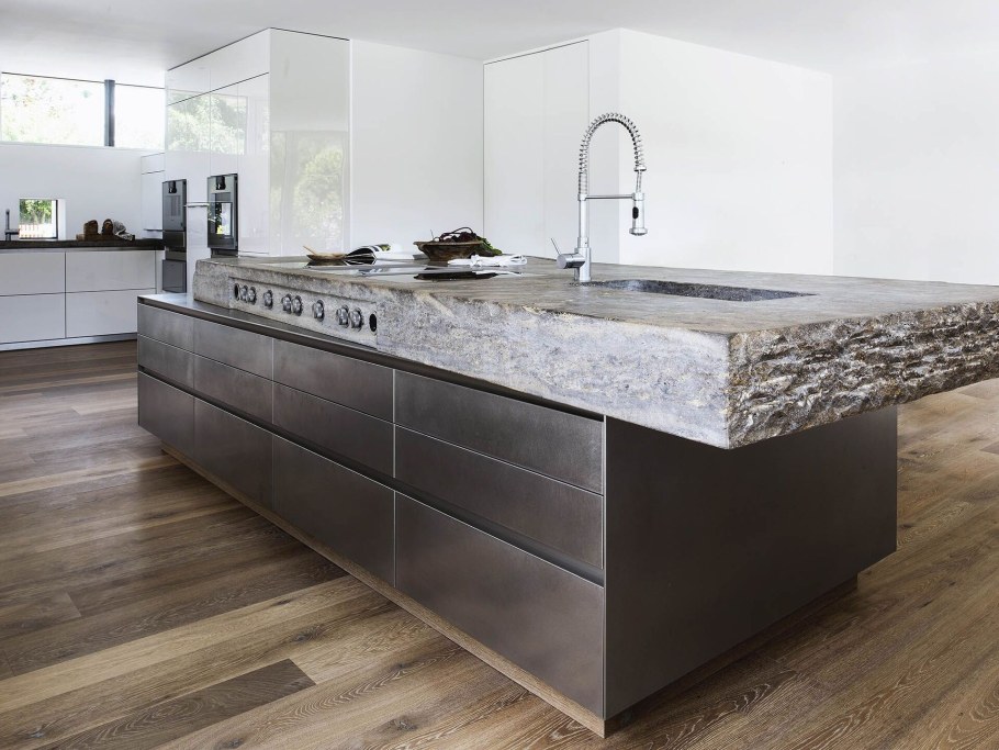 Кухонный остров из камня