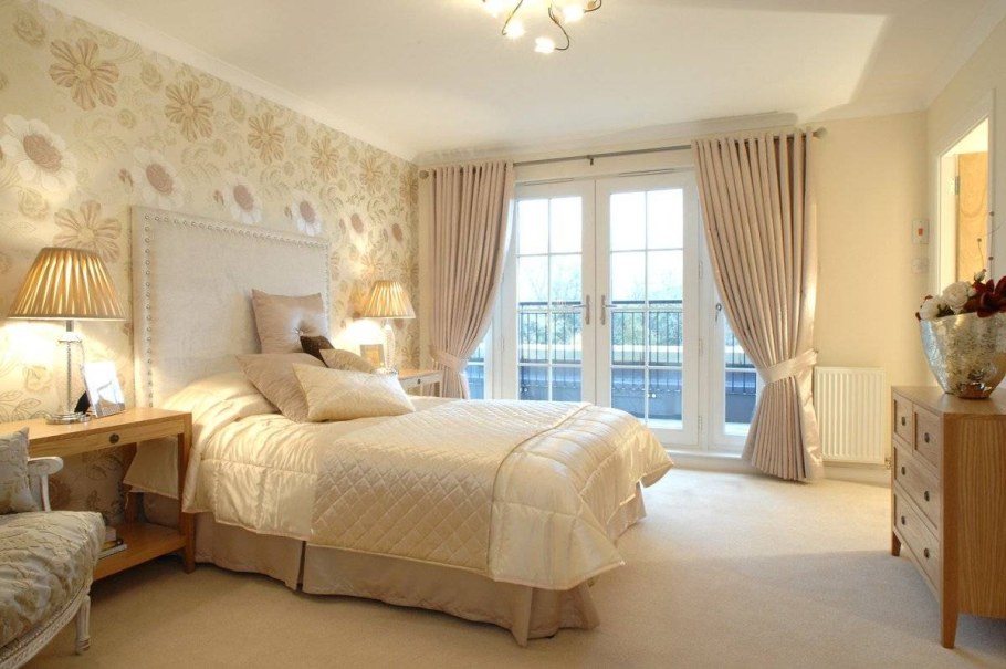 Кремовые шторы в спальню