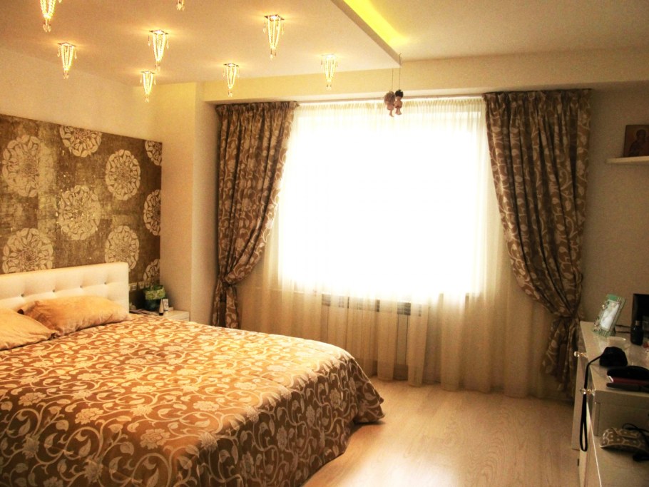 Ночные шторы для спальню с бежевым интерьером