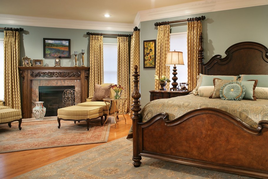 Спальня в классическом стиле с коричневой мебелью