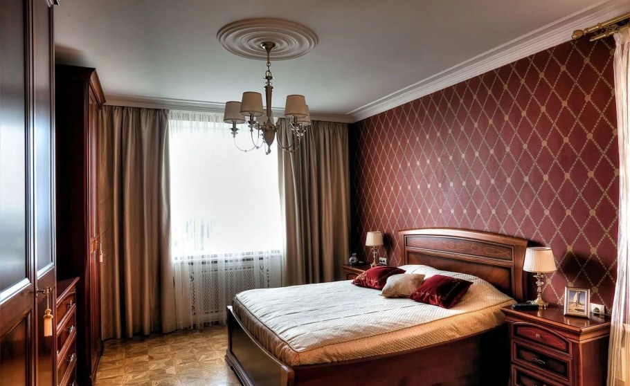 Бордовые обои в спальне