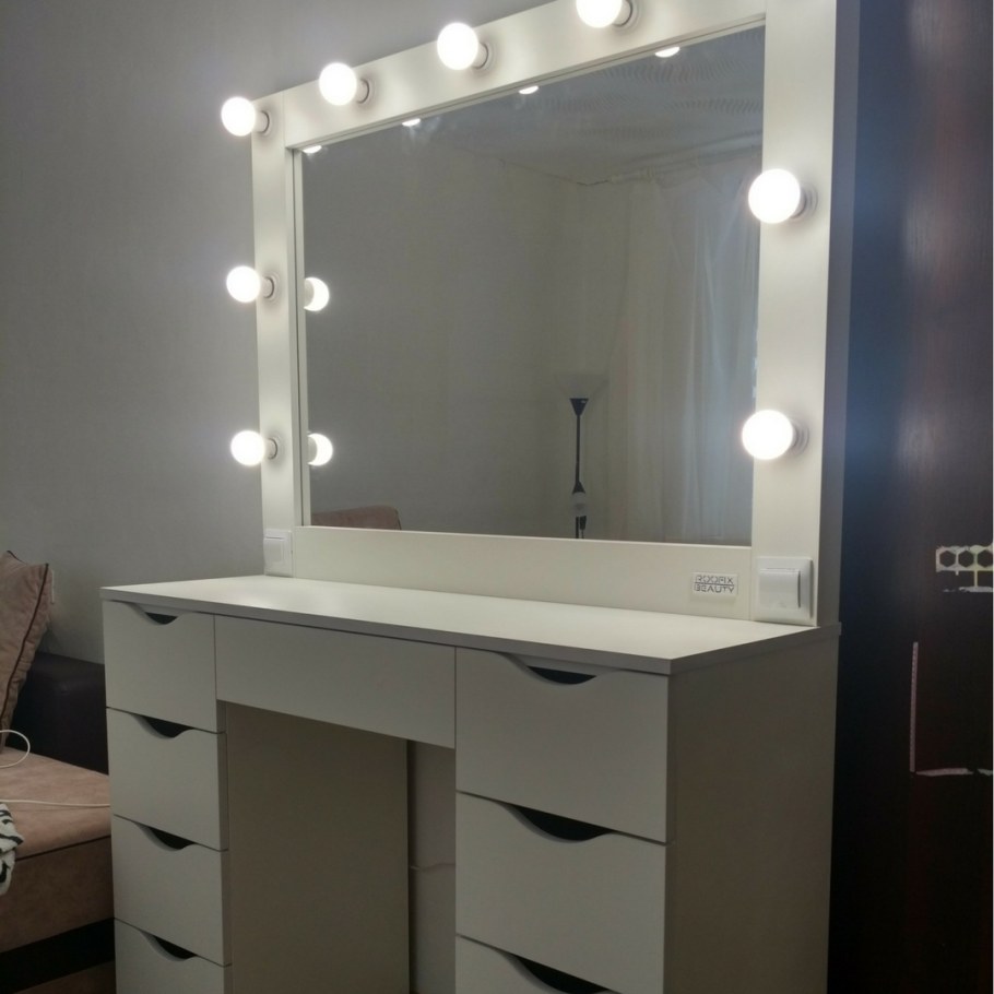 Туалетный столик с подсветкой