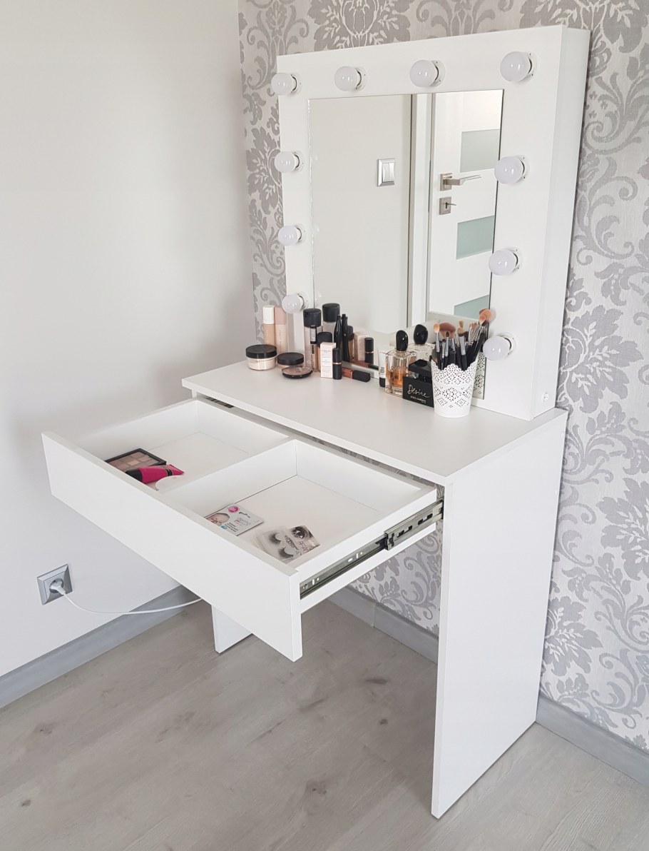Стол для макияжа