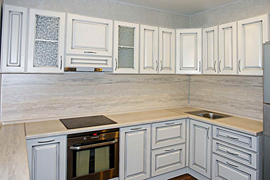 Бежевая кухня с фрезеровкой