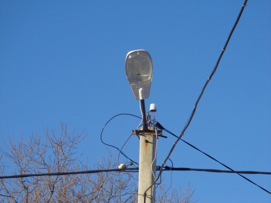 Уличный фонарь на дороге