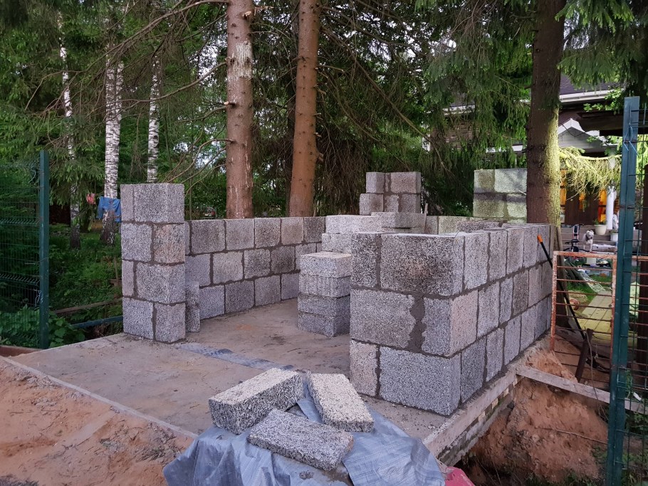 Укладка арболитовых блоков