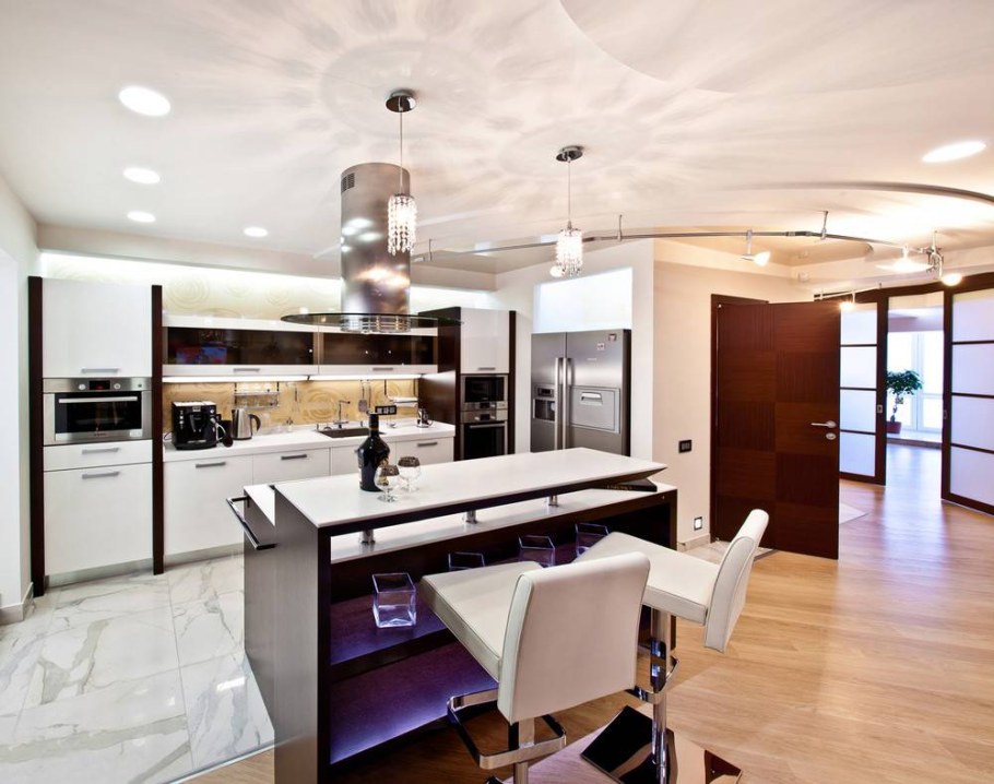 Кухня с барной стойкой совмещенная с гостиной