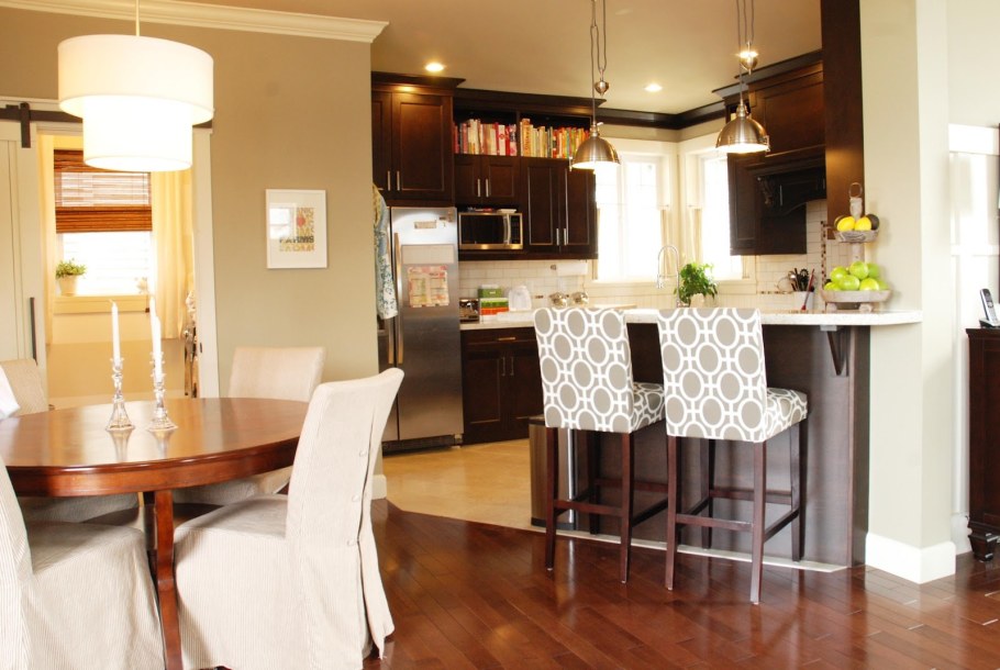 Интерьер кухни столовой с барной стойкой