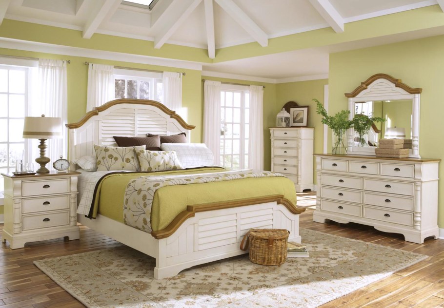 Современный потолок в спальне