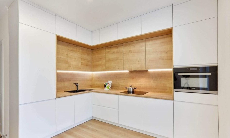 Кухня белая с деревом