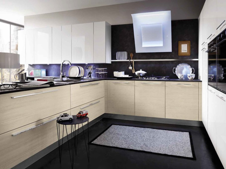 Кухня со стеклянными фасадами