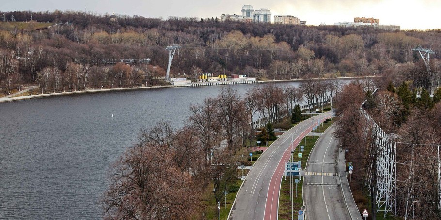 Лужнецкая набережная Москвы-реки;