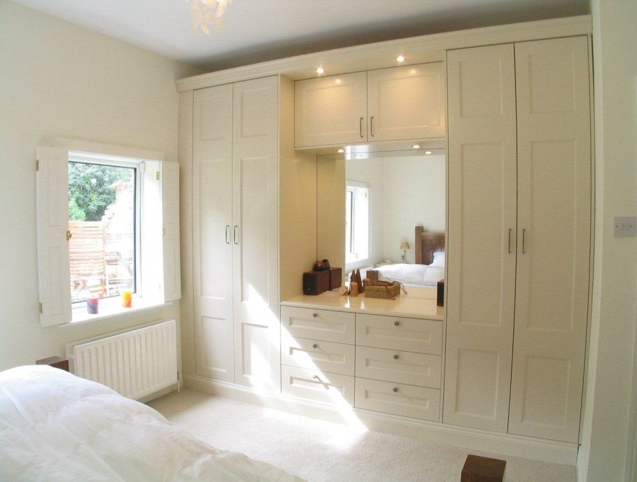 Встроенный шкаф с комодом в спальню