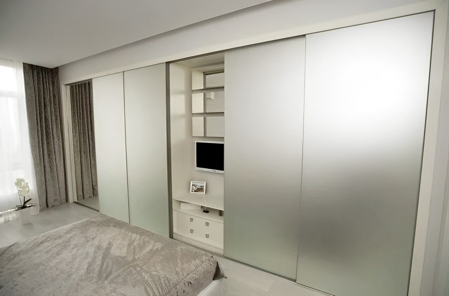 Спальня со встроенным шкафом во всю стену