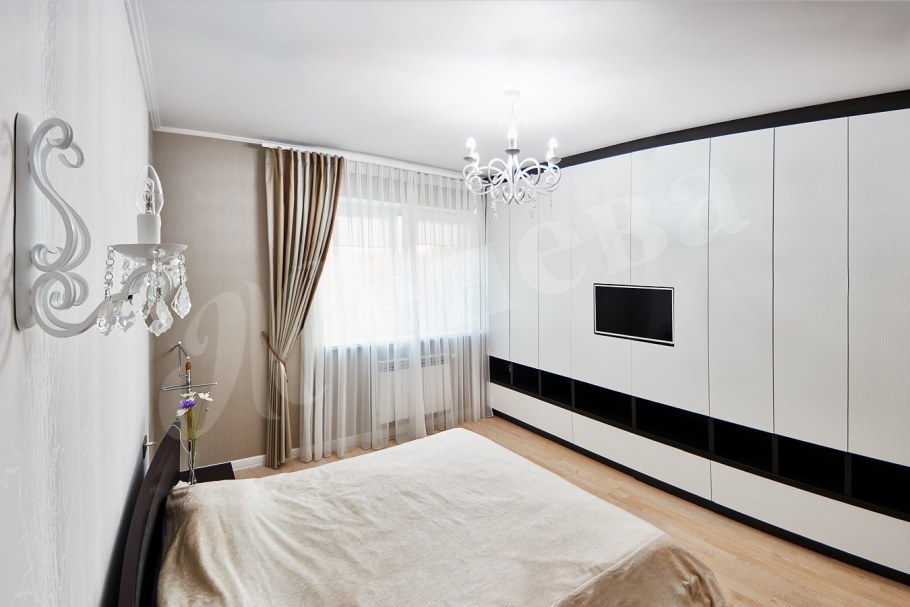 Шкаф напротив кровати в спальне