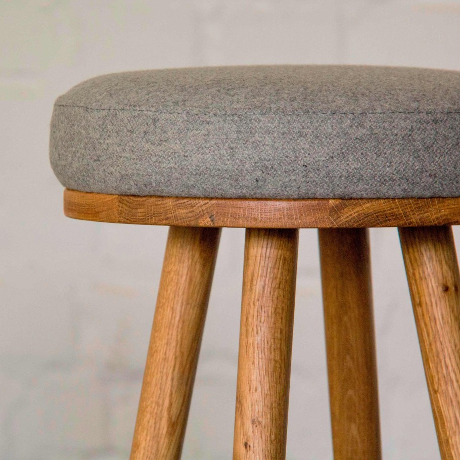 Табуретка в скандинавском стиле