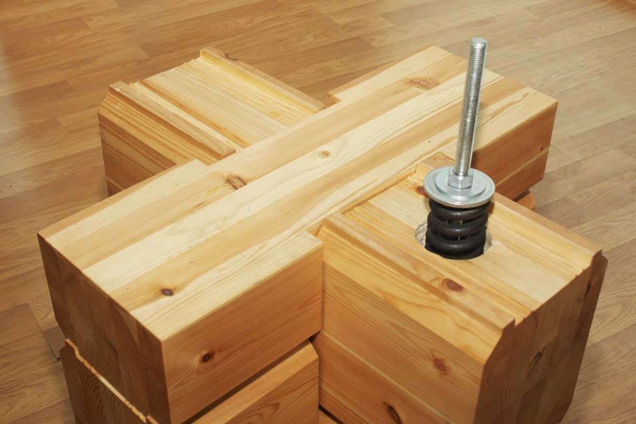 Сборка профилированного бруса на шпильки