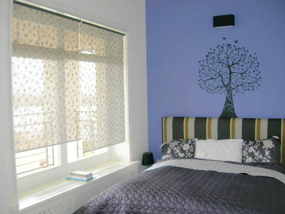 Рулонные шторы в интерьере спальни