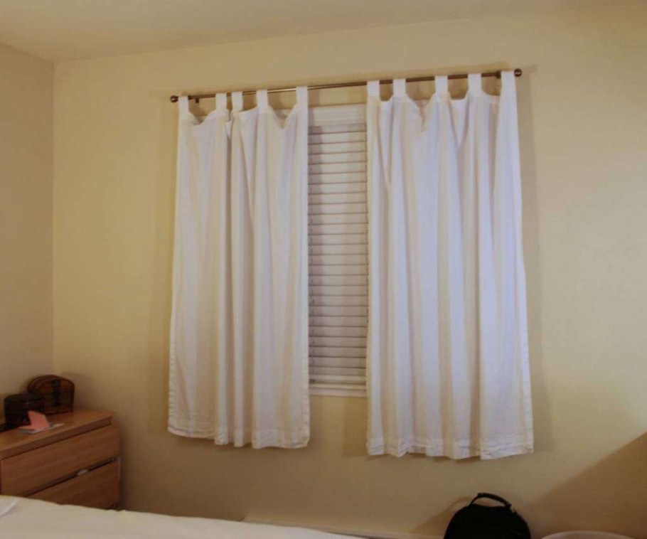 Короткая штора на окно в спальню