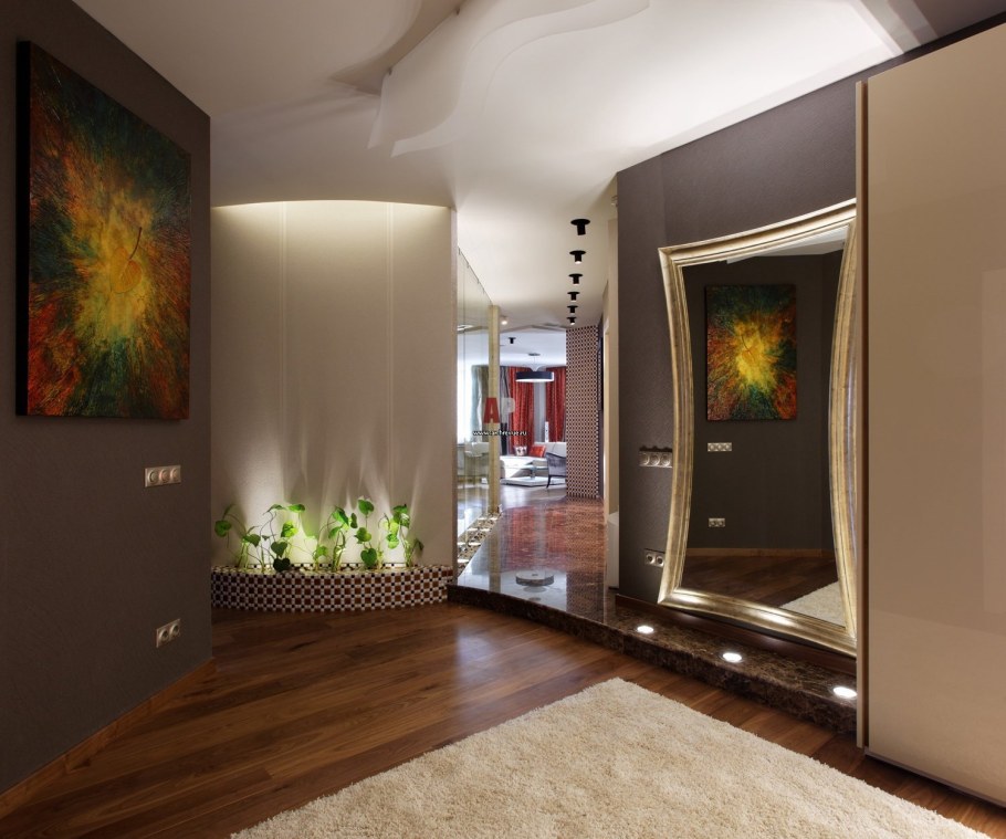 Телевизор в прихожей