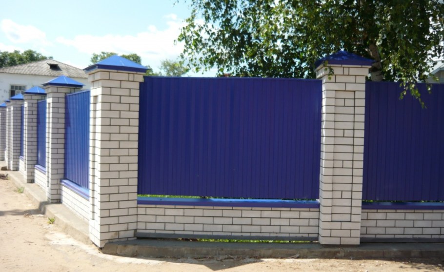 Синий забор из профнастила