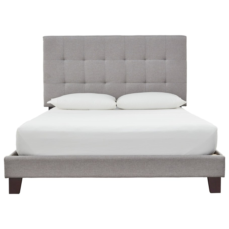 Дора на кровати