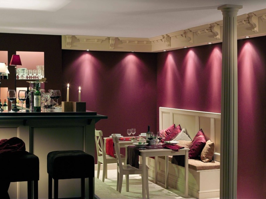 Кафе в бордовом цвете