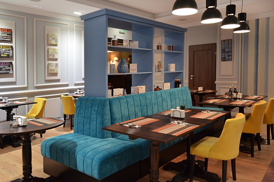 Ресторан с зелеными стульями