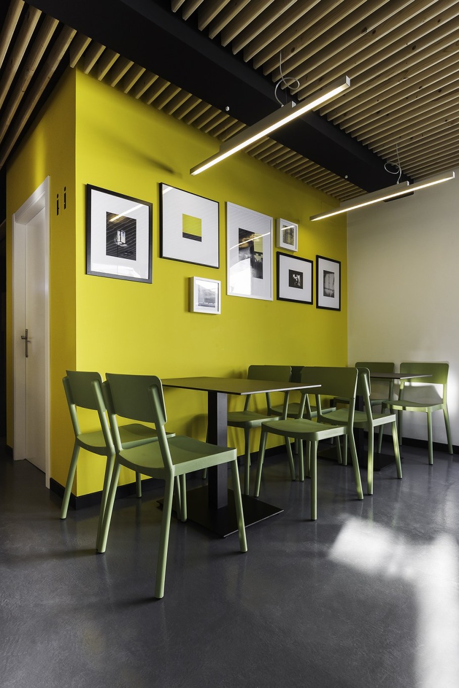 Кафе в желтых тонах