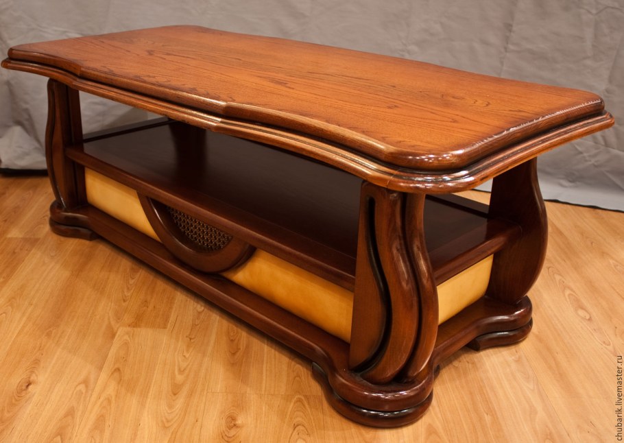 Журнальный столик из дерева
