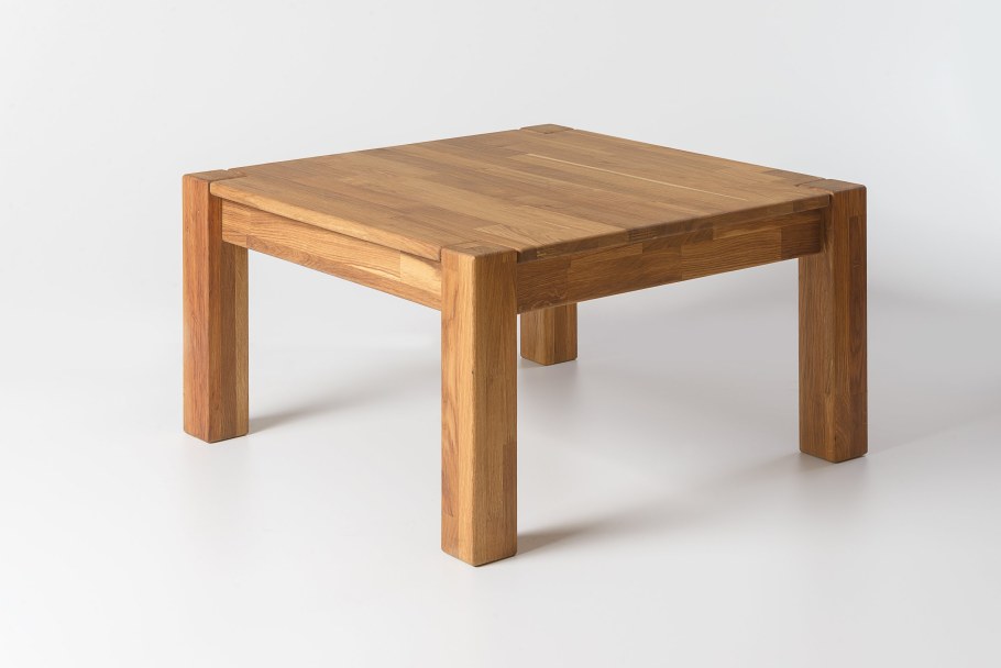 Маленький столик из досок