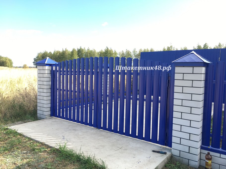 Забор из евроштакетника ультрамарин