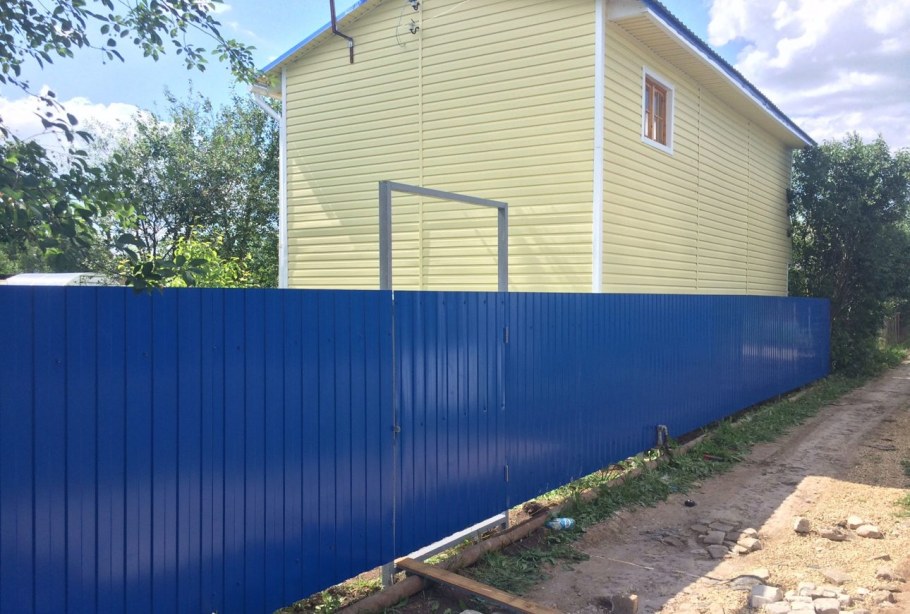 Синий забор из профнастила