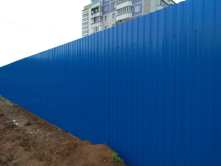 Синий забор из профнастила