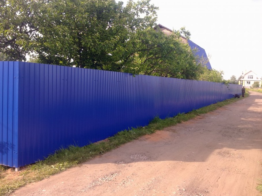 Синий забор из профнастила