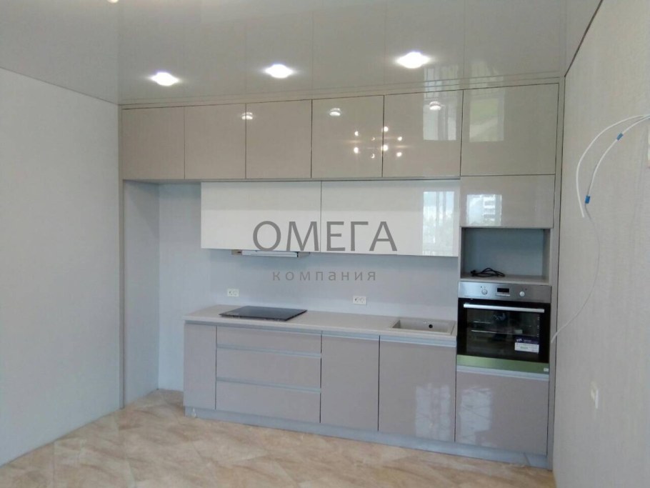 Кухня с антресолями до потолка