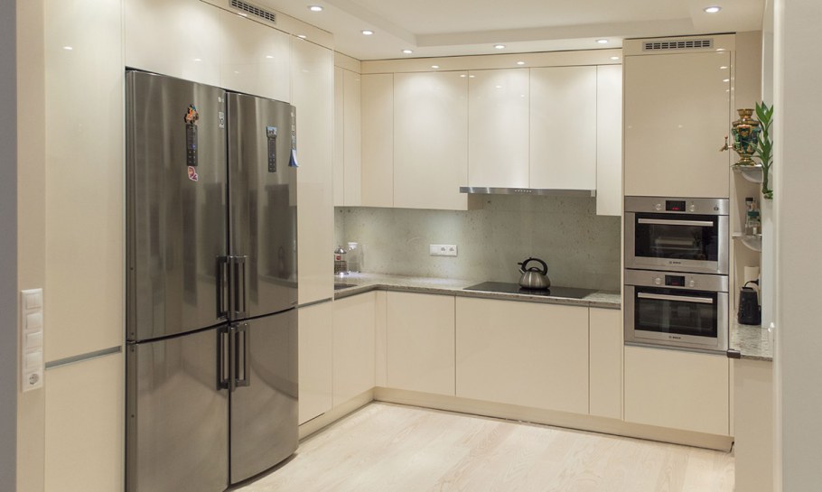 Угловая кухня с большим холодильником