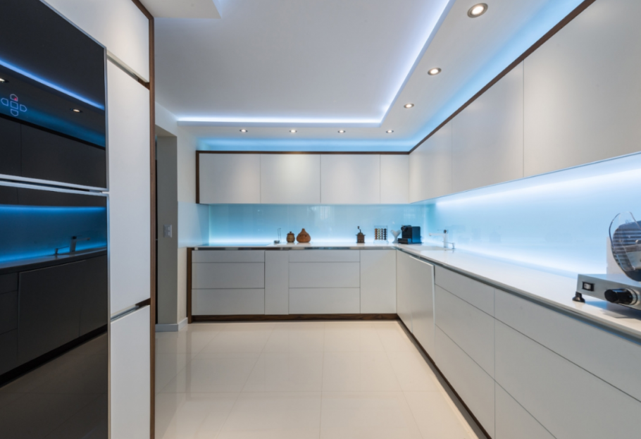 Подсветка потолка на кухне