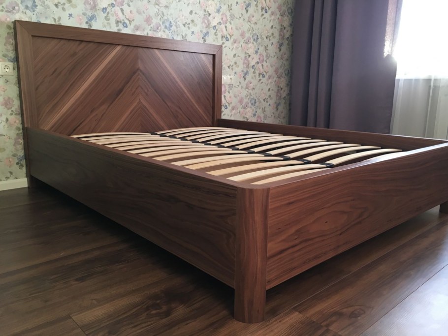 Кровать из шпона