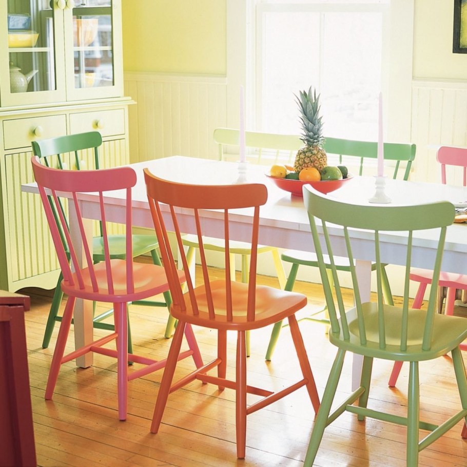 Разноцветные деревянные стулья