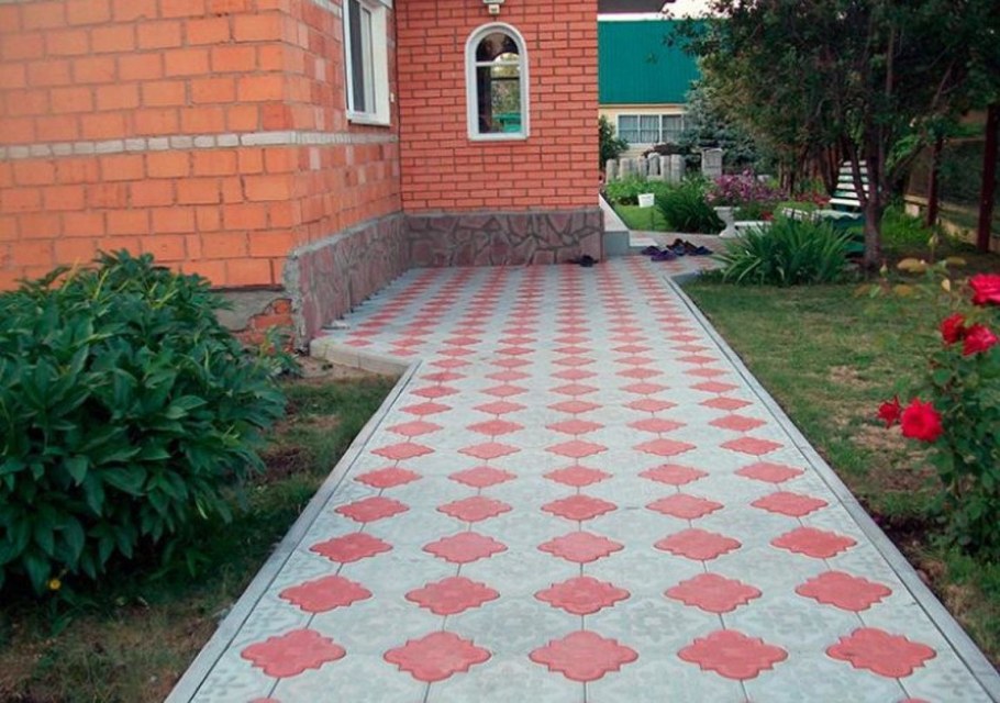 Плитка во дворе частного дома