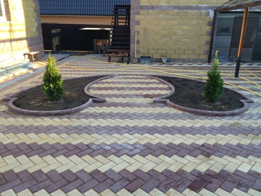 Плитка во дворе частного дома