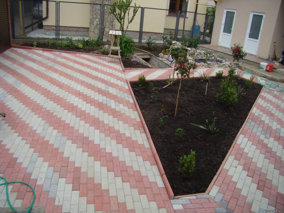 Красная тротуарная плитка во дворе