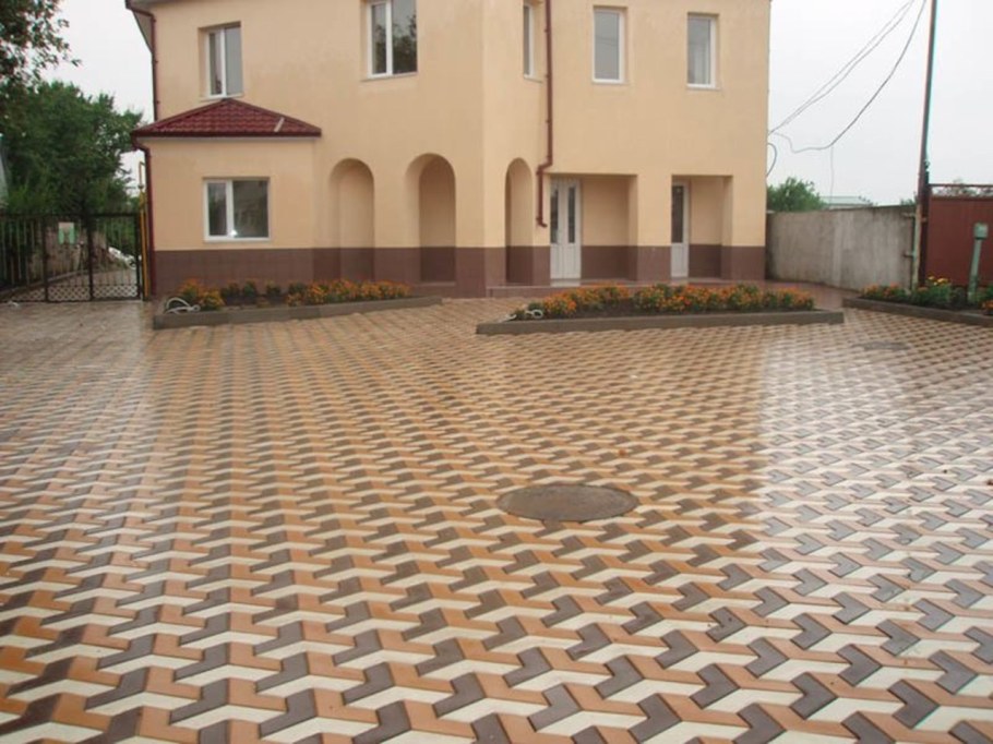 Плитка во дворе частного