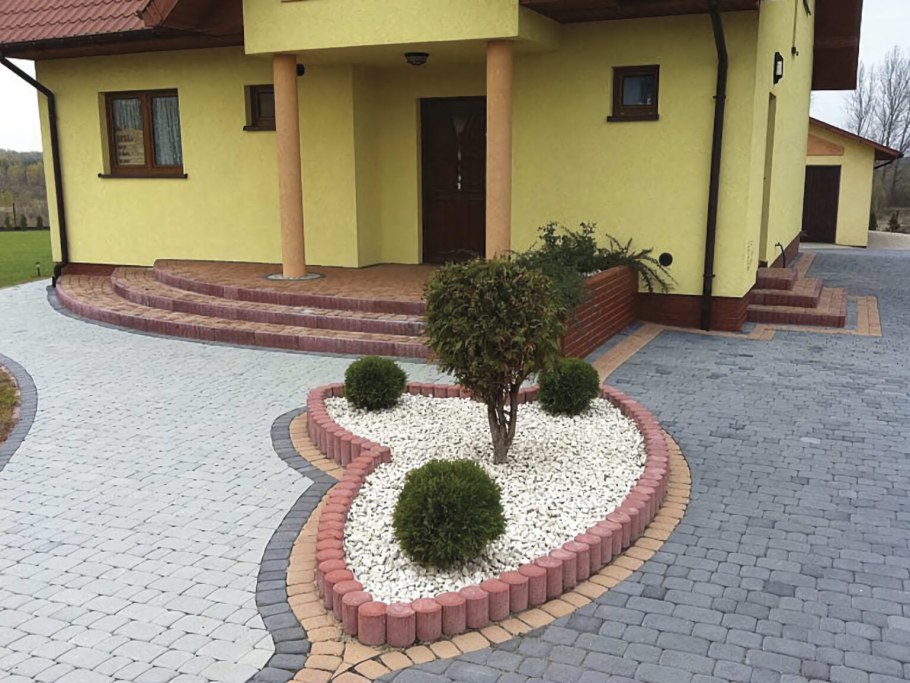 Брусчатка во дворе частного