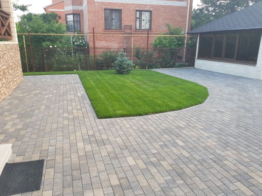 Плитка во дворе частного дома