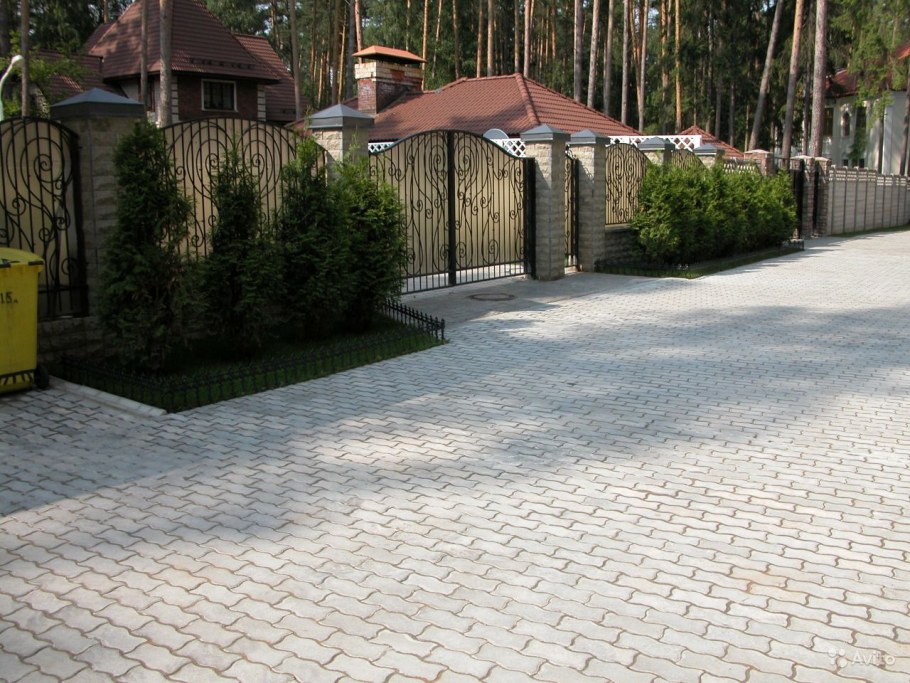 Тротуарная плитка во дворе частного дома