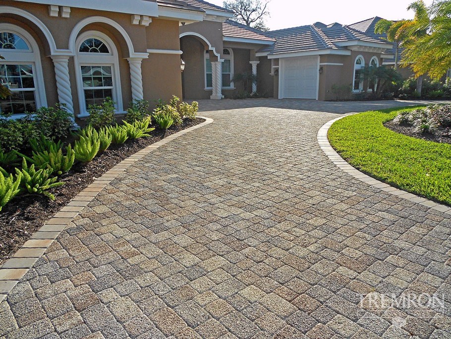 Плитка во дворе частного дома