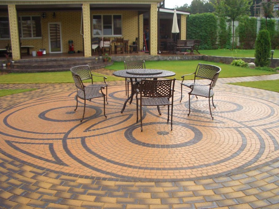 Красивая плитка во дворе